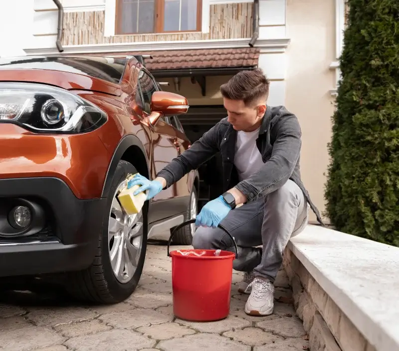 Lavage auto à domicile Farges-en-Septaine : professionnel intervenant sur un véhicule